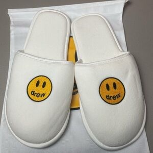 Drew White Slippers with Yellow Smiley Face Embroidery Patch Sz L/XL